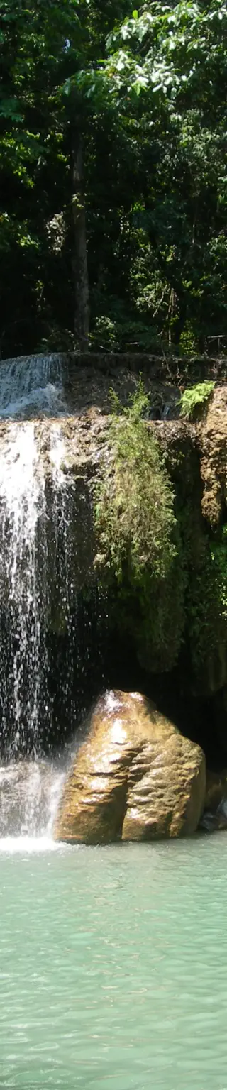 Unter den Wasserfällen im Erewan Nationalpark baden